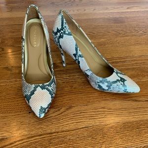 AEROSOLES size 7.5 “Deal Breaker” taupe/snakeskin pumps 🐍